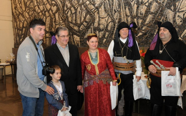 Κάλαντα στον Δ. Κουτσούμπα από τους Πόντιους Νοτίου Ελλάδας