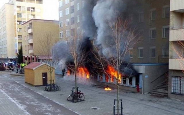 Σουηδία: 5 τραυματίες μετά από εμπρησμό τεμένους