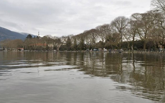Η λίμνη των Ιωαννίνων χαμένη στην ομίχλη (pics)