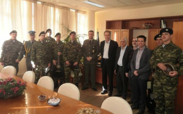 Έψαλλαν τα κάλαντα οι δόκιμοι Στρατονόμοι στη Καρδίτσα