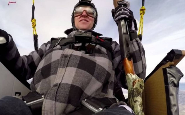 Πυροβόλησε τα μπαλόνια που τον κρατούσαν στα 8.000 πόδια!