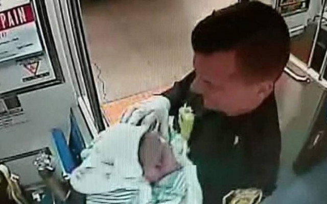 ΗΠΑ: Γέννησε μέσα στο μετρό με τη βοήθεια... αστυνομικών!