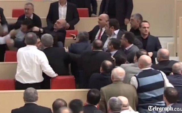 Γεωργία: Ξύλο και… γαλλικά στο κοινοβούλιο! (video)