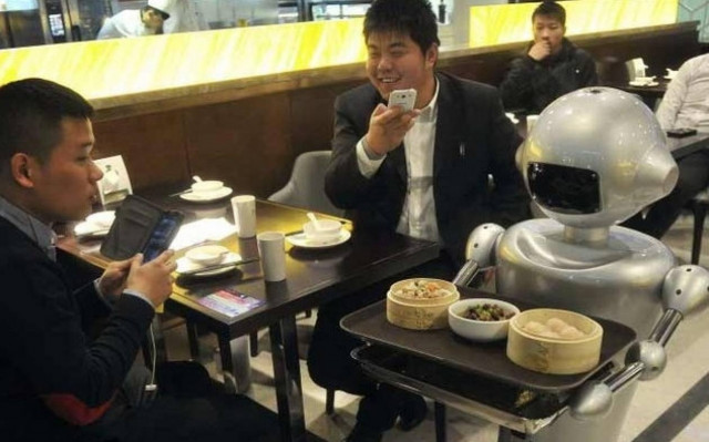 Κίνα: Ρομπότ μαγειρεύουν και σερβίρουν (pics)
