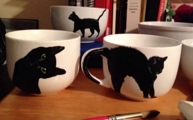 Μαύρη γάτα στο ποτήρι