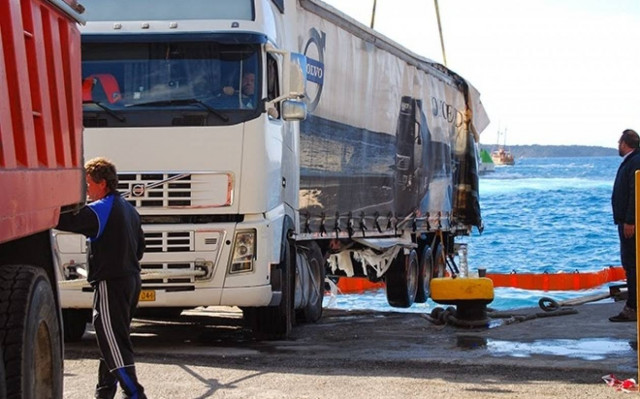 Ξέχασε το χειρόφρενο και βρέθηκε το όχημα στη θάλασσα