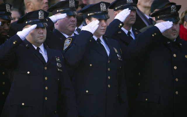 Χιλιάδες κόσμου στην κηδεία του αστυνομικού-μάρτυρα (vid)