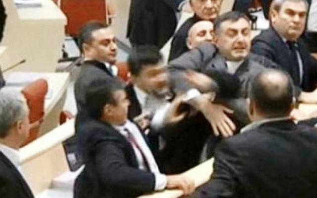 Απίστευτο ξύλο στη Βουλή της Γεωργίας