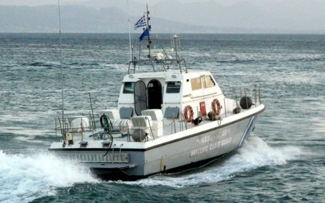 Φωτιά σε πλοίο- «Τα πατώματα βράζουν-Πνιγόμαστε στην κάπνα»