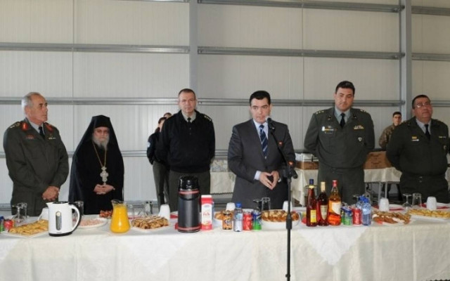 ΥΠΑΜ: Επίσκεψη σε στρατόπεδο της ΕΛΔΥΚ