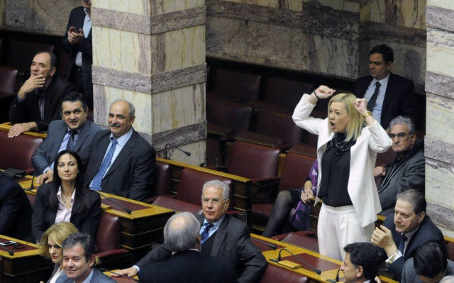 H Ραχήλ Μακρή πανηγυρίζει το... γκολ στη Βουλή! (pics)