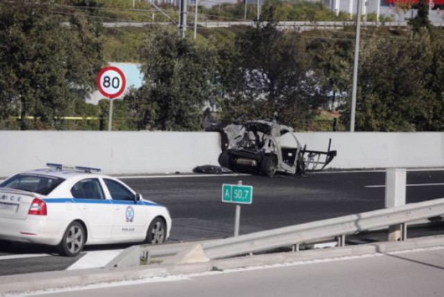 Car exploded while it was moving in Attiki Odos
