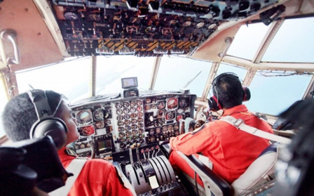 AirAsia: Εντόπισαν συντρίμμια που μοιάζουν με πόρτα (photos)