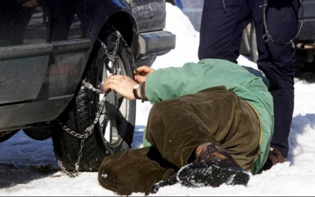 Κακοκαιρία: Οδηγίες «επιβίωσης» με τις αντιολισθητικές αλυσίδες