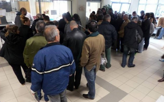 Πρωτοχρονιάτικο ρεβεγιόν με... ουρές στις εφορίες