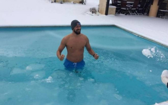 Βούτηξε σε χιονισμένη πισίνα ο Λάζαρος Παπαδόπουλος! (video+photos)