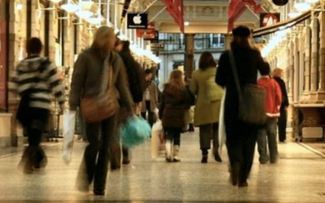 Τα τελευταία ψώνια της χρονιάς, ως τις 6 μμ