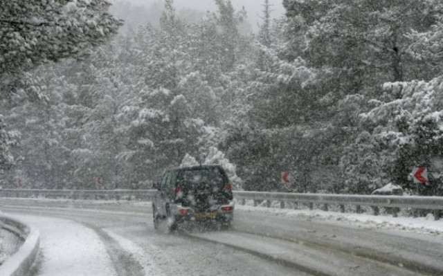 Πρωτοχρονιά 2015: Ποδαρικό με τσουχτερό κρύο και χιόνια