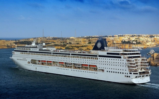 Η διοίκηση του ΟΛΠ υποδέχθηκε το πρώτο κρουαζιερόπλοιο του 2015