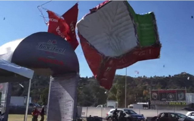 ΗΠΑ: Δείτε τη στιγμή που ανεμοστρόβιλος σαρώνει περιοχή της Καλιφόρνια