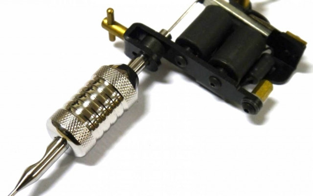 Πώς λειτουργεί ένα «μηχανάκι» για τατουάζ (vid)