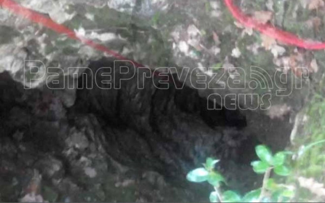 Πυροσβέστες έσωσαν σκύλο που είχε πέσει σε τρύπα 15 μέτρων (Pics&Vid)