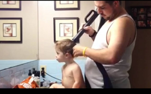 Aυτός ο μπαμπάς τερμάτισε την κομμωτική τέχνη! (video)