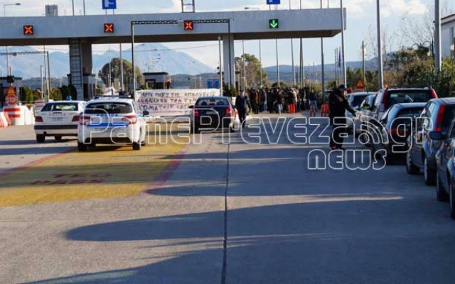 Σε λειτουργία τα διόδια στο Άκτιο - Στο νοσοκομείο αστυνομικός (Pics)