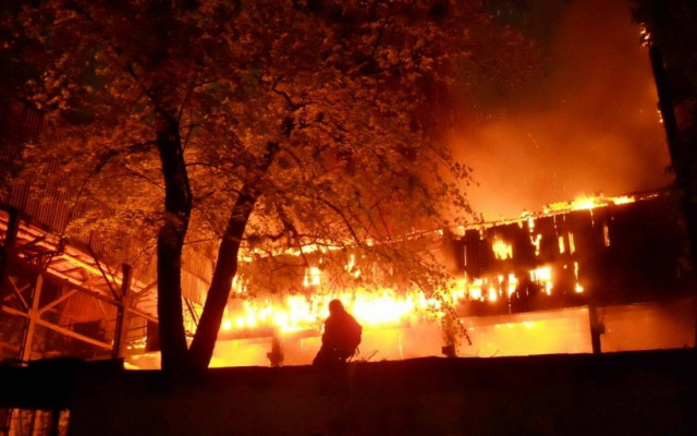 Στις φλόγες κτίριο στο κέντρο της Αθήνας