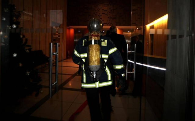 Υπό έλεγχο η φωτιά στο κτήριο στο κέντρο της Αθήνας