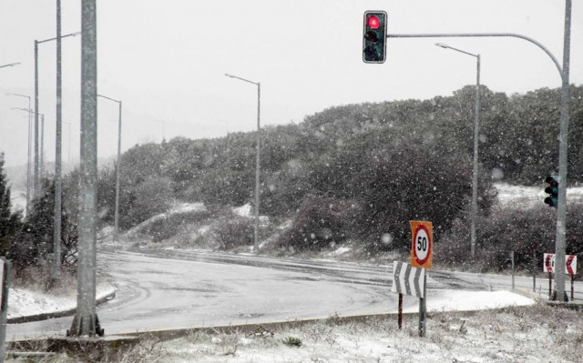 Καιρός: Έντονη χιονόπτωση στα βόρεια προάστια της Αττικής