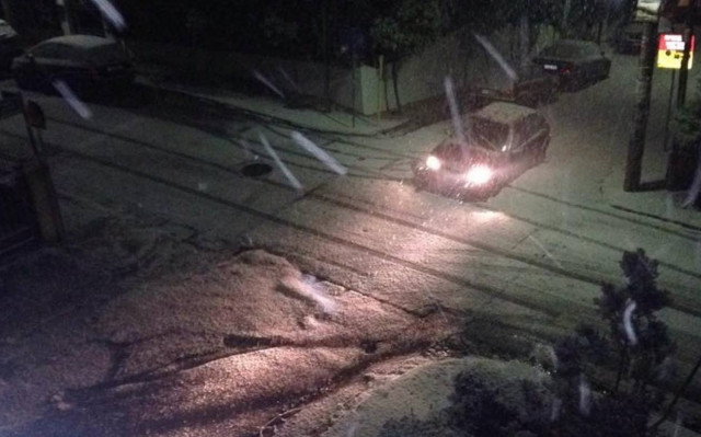 Χιονόπτωση στο λεκανοπέδιο – Σε επιφυλακή η κρατική μηχανή