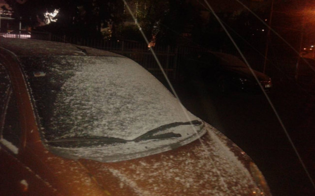 ΤΩΡΑ: Χιονίζει στα βόρεια προάστια της Αττικής