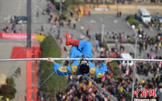 Ακροβάτης πέρασε 72 ώρες πάνω στο σχοινί (video)
