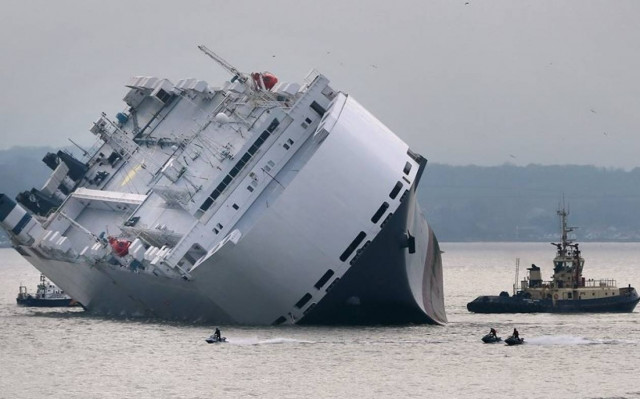 Πλοίο γεμάτο πολυτελή καινούργια αυτοκίνητα προσάραξε στην Αγγλία