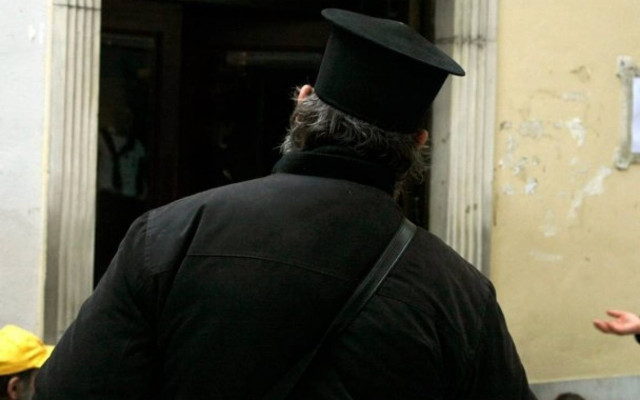 Σε αργία ο ιερέας που έταζε... δάνεια με το αζημίωτο