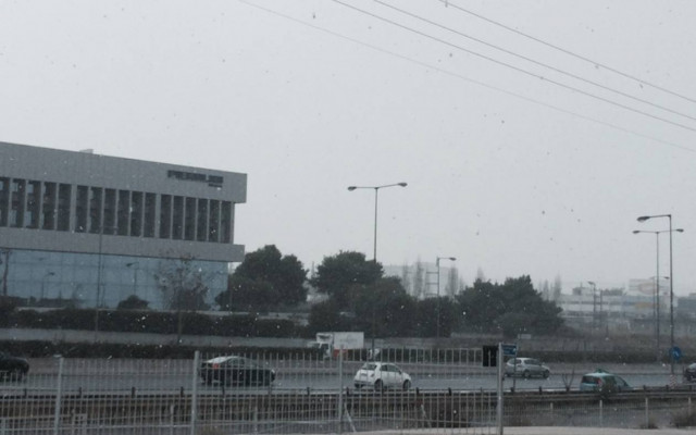 Κακοκαιρία: Χιονίζει ακόμα και στην Αττική (pics)