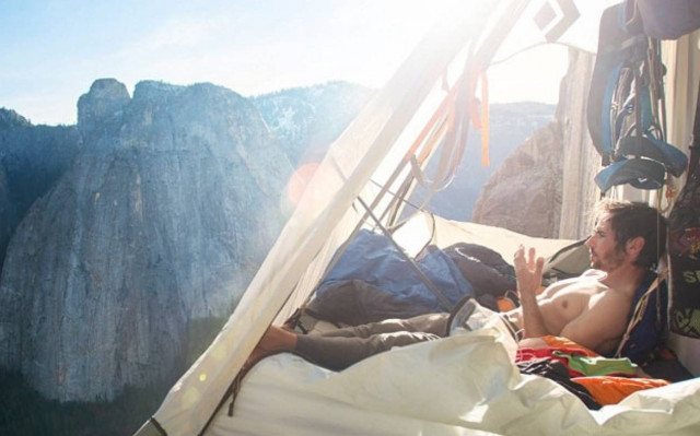 Κοιμούνται και τρώνε κρεμασμένοι από ένα βράχο (photos)