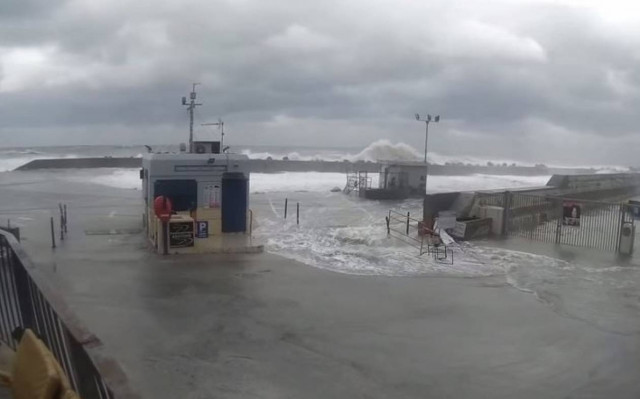 Το λιμάνι του Ρεθύμνου «πνίγεται» από τα κύματα