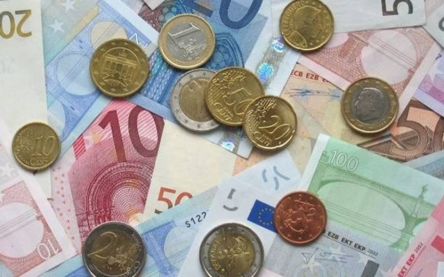 «Πρέπει πιθανόν να διαγραφεί το ήμισυ του ελληνικού χρέους»