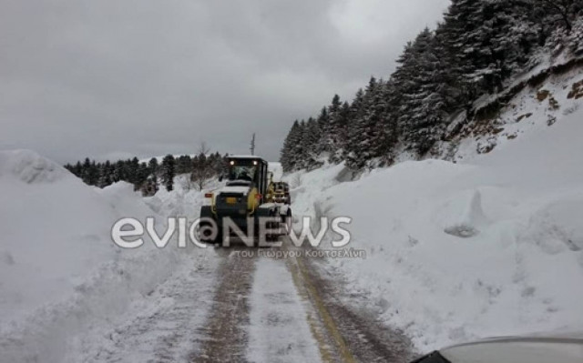 Εύβοια: «Παλεύοντας» με τέσσερα μέτρα χιόνι!