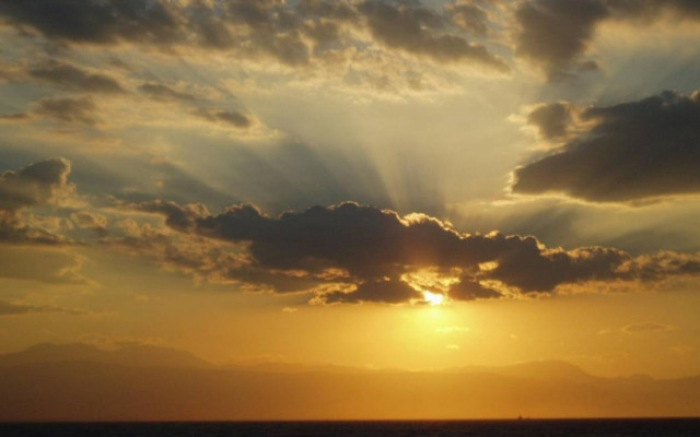 Καιρός: «Σκαμπανεβάσματα» με ήλιο, άνοδο της θερμοκρασίας και βροχές