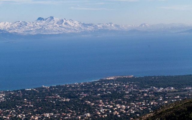 Καιρός: Μοναδικές φωτογραφίες των χιονισμένων κορυφών της Εύβοιας