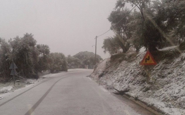 Καιρός: Χιονίζει στη Λέσβο (pics)