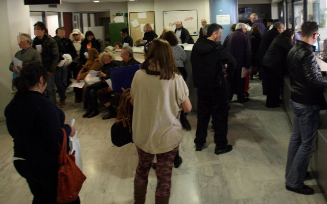 Ουρές ταλαιπωρίας στη ΔΕΗ Καλλιθέας (vid)