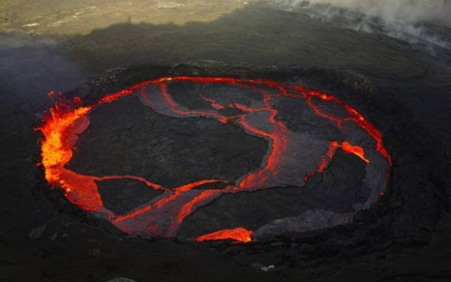 Τι θα συμβεί αν ρίξεις μια σακούλα σκουπιδιών μέσα σε ηφαίστειο; (Video)