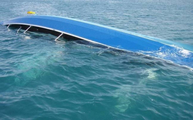 Βύθιση ιστιοφόρου και θαλάσσια ρύπανση στην Πλαταριά