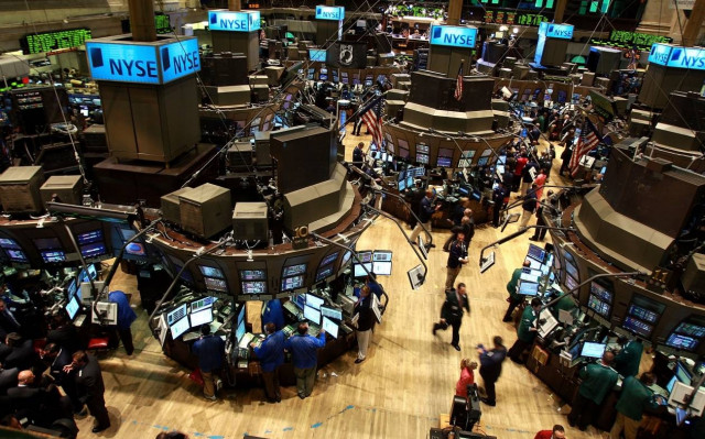 Χαμηλότερα η Wall Street, λόγω πετρελαίου