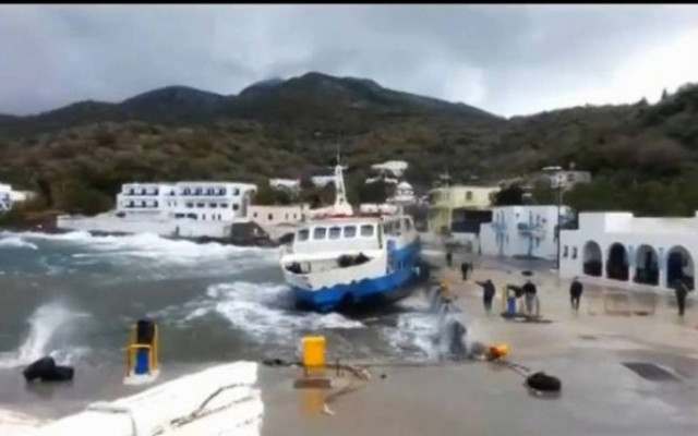 Κάλυμνος: Στο λιμάνι κατέπλευσε πλοίο που βρέθηκε έρμαιο των ανέμων (vid)