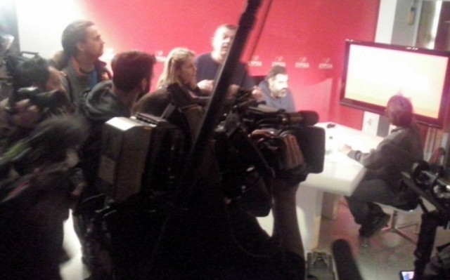 Συνωστισμός στην αίθουσα που μεταδίδεται η συνέντευξη Τσίπρα